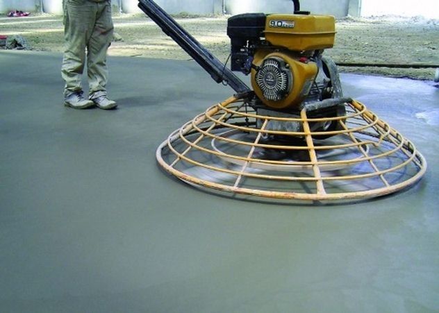 Mesin trowel digunakan dalam proses aplikasi floor hardener untuk meratakan dan menghaluskan permukaan beton agar hasil lantai lebih kuat dan tahan lama.