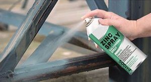 Perbandingan permukaan logam berkarat dan permukaan yang dilindungi dengan zinc spray sebagai protective coating untuk pelapis anti karat dalam mencegah korosi.