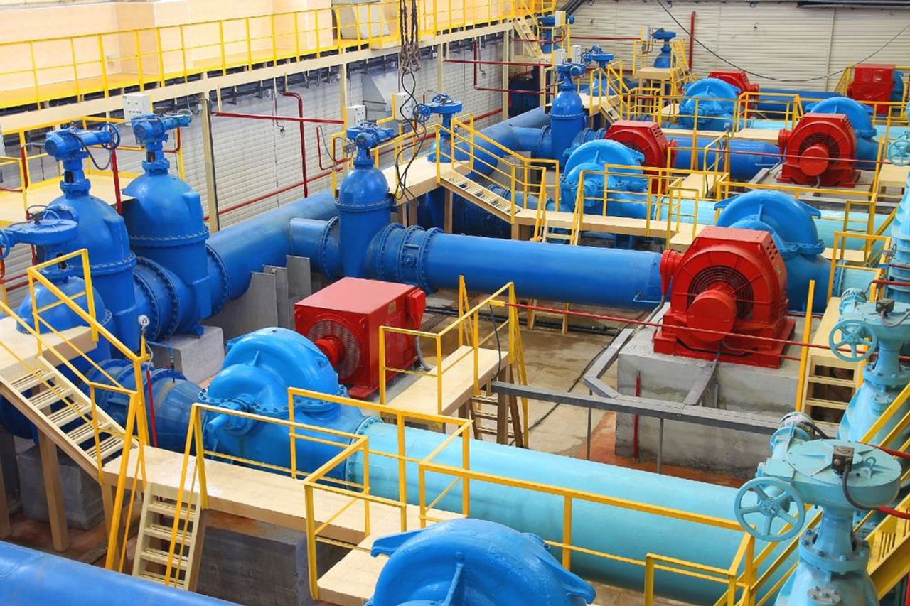 Instalasi pipa industri dengan lapisan protective coating berwarna biru untuk perlindungan struktur logam dari korosi dan kerusakan lingkungan