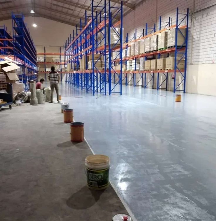 proses atau hasil pengecatan lantai pabrik dengan epoxy Proses pelapisan lantai pabrik menggunakan cat epoxy untuk meningkatkan keamanan dan daya tahan lantai industri.